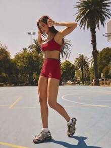 Aralina 休閒運動女款 2 件組撞色短版上衣與極短褲健身運動套裝 - 紅色 - 查看 9