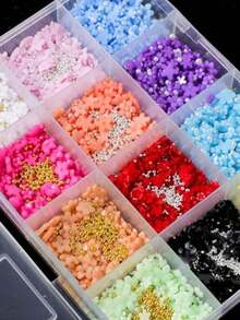 Este Conjunto de Arte de Unhas com 12 Compartimentos de Mistura Aleatória de Flores e Strass é Adequado para Salões de Unhas DIY, Festas na Praia, Férias de Verão e Uso Diário. Ele Apresenta um Brilho Cintilante, Aplicação Fácil, um Efeito 3D Elevado e um Visual. - Multicolorido - Visão 4
