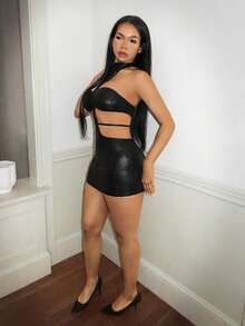 SHEIN BamGlam 新款秋冬性感無領露背低胸迷你洋裝，露背設計搭配圓弧下擺，PU塗層布料，適合夜店、酒吧、音樂節、萬聖節等場合穿著 - 黑色 - 查看 3