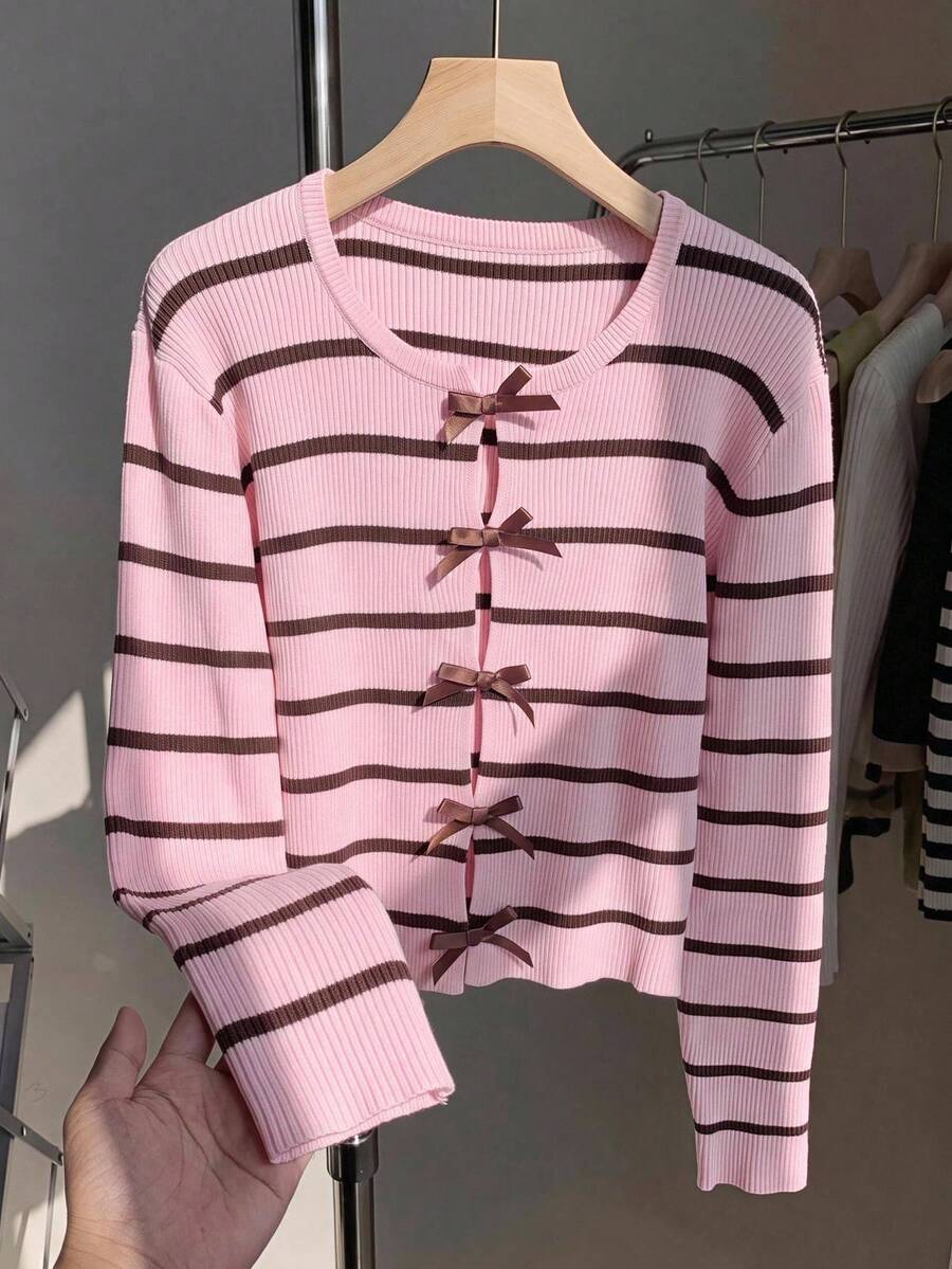 SHEIN 兒童青少年女款開襟針織外套 秋/冬新款 休閒時尚 百搭 粉色對比棕色條紋 蝴蝶結裝飾 圓領長袖 寬鬆短版 開襟毛衣,舒適,返校季 - 粉色 - 查看 1