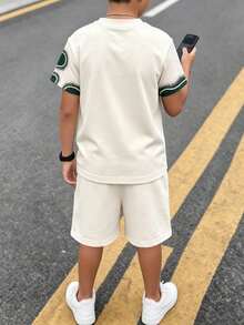 Casuvi Kids 2件組青少年米色運動套裝，胸前五角星Logo潑墨印花短袖上衣 + 抽繩腰頭短褲，親膚夏季兩件套 - 彩色 - 查看 2