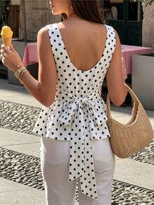 SHEIN PariChic Blusa sin mangas con lunares blancos y negros, cintura ceñida, cuello barco y lazo con volantes en la espalda - Blanco - Ver 1