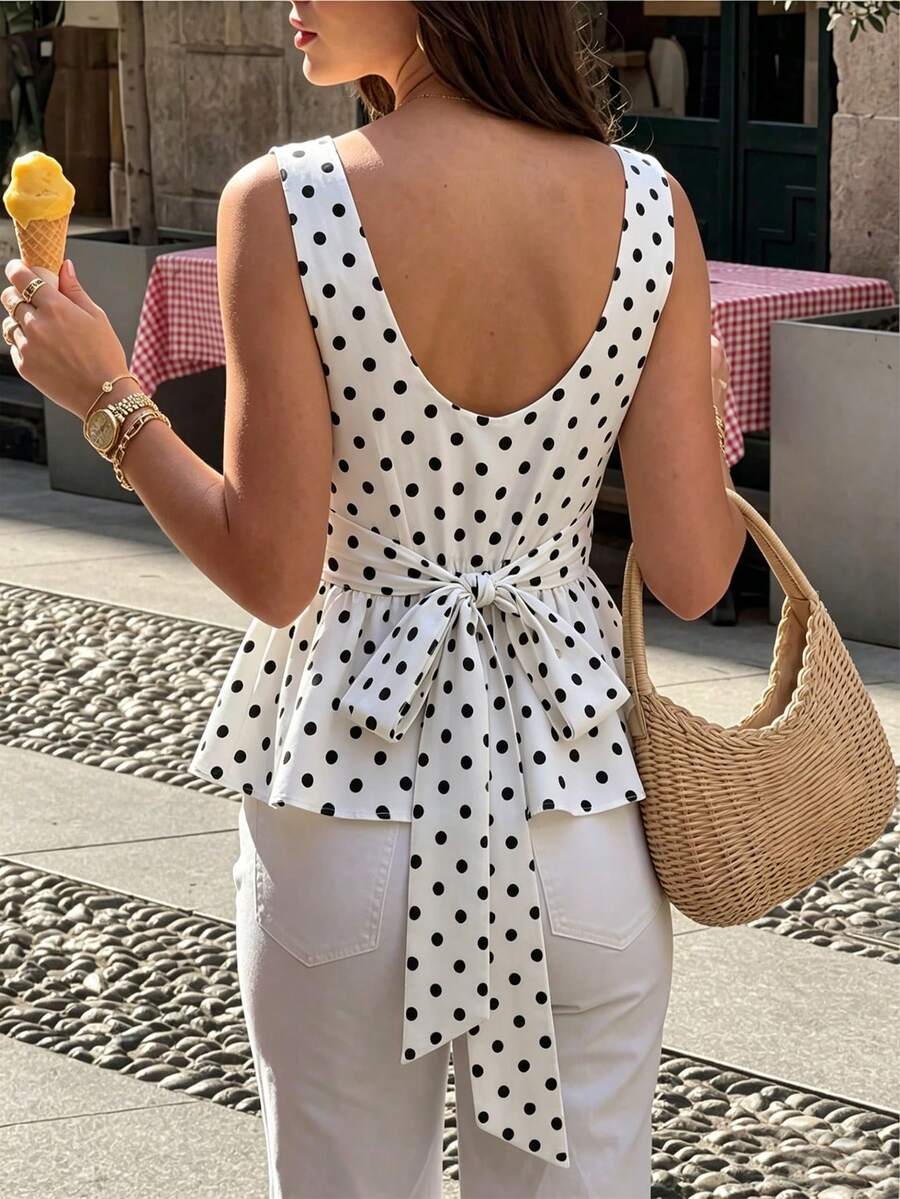 SHEIN PariChic Blusa sin mangas con lunares blancos y negros, cintura ceñida, cuello barco y lazo con volantes en la espalda - Blanco - Ver 1