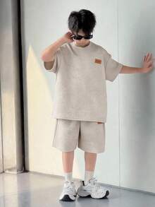 SHEIN Little Byeori 2件套儿童/青少年男童休闲日常舒适贴布图案圆领短袖T恤和短裤针织两件套 - 卡其色 - 查看 2