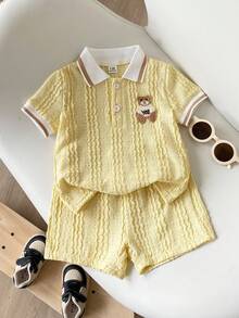 SHEIN Vintaside Kids 男嬰夏季羅紋 Polo 領短袖極簡時尚可愛熊刺繡貼布裝飾上衣搭配百搭休閒短褲套裝，適合外出、公園散步、幼兒園、學校或日常休閒穿著 - 黃色 - 查看 3