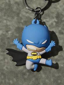 BATMAN X POKOJA LAND 1個金屬鑰匙圈吊飾，聯名款，黃黑藍配色，酷英雄造型，精緻合金製成。可掛在包包、車鑰匙、情侶對戒吊飾、書包、背包、衣物上，也可用作生日禮物或創意包包掛飾。時尚獨特，是派對和聚會中送給朋友、親戚和同學的特別小禮物 - 彩色 - 查看 2
