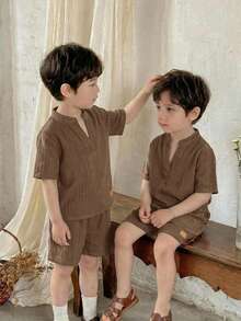 SHEIN Setelan 2 potong untuk anak laki-laki, kemeja lengan pendek model V-neck kasual dan celana pendek. - Coklat - View 6