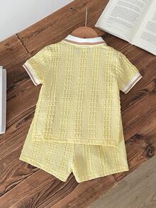 SHEIN Vintaside Kids 男嬰夏季羅紋 Polo 領短袖極簡時尚可愛熊刺繡貼布裝飾上衣搭配百搭休閒短褲套裝，適合外出、公園散步、幼兒園、學校或日常休閒穿著 - 黃色 - 查看 2
