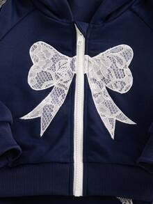 SHEIN 2件組女孩春/秋季聖誕海軍藍甜美風薄針織運動套裝，蕾絲蝴蝶結圖案插肩連袖連帽拉鍊外套與蕾絲飾邊寬腿褲，適合學校、通勤、戶外出遊、日常購物的多功能兩件套 - 藏蓝色 - 查看 7