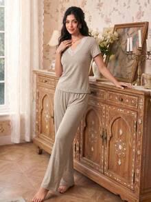Modelyn Conjunto de Pijama Feminino de Cor Sólida com Recorte de Renda e Decote em V de Manga Curta - Caqui - Visão 5