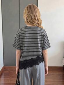 SHEIN 1件青少年女孩休閒時尚度假風圓領條紋蕾絲不對稱下擺短袖T恤上衣，適合日常通勤、購物、度假與旅行 - 黑色 - 查看 7