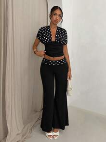 SHEIN Glamour Hongkong-Stil elegantes sexy reifes schwarz-weißes Polka-Dot-Schal-V-Ausschnitt-Top mit geraffter Taille und plissierter Hose mit weitem Bein und tiefer Taille Damen Zweiteiler - Schwarz - Übersicht 4