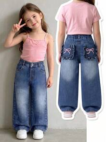 SHEIN Elladie kids 女童牛仔長褲，四季皆宜，時尚休閒風，深色水洗淺藍牛仔，彈性腰頭設計，後口袋蝴蝶結刺繡圖案，荷葉邊褲腳，直筒版型，開學季，歐美風，甜美可愛，新品上市，柔軟舒適面料，日常百搭時尚穿搭，春秋新款女童牛仔長褲 - 中等水洗藍 - 查看 4