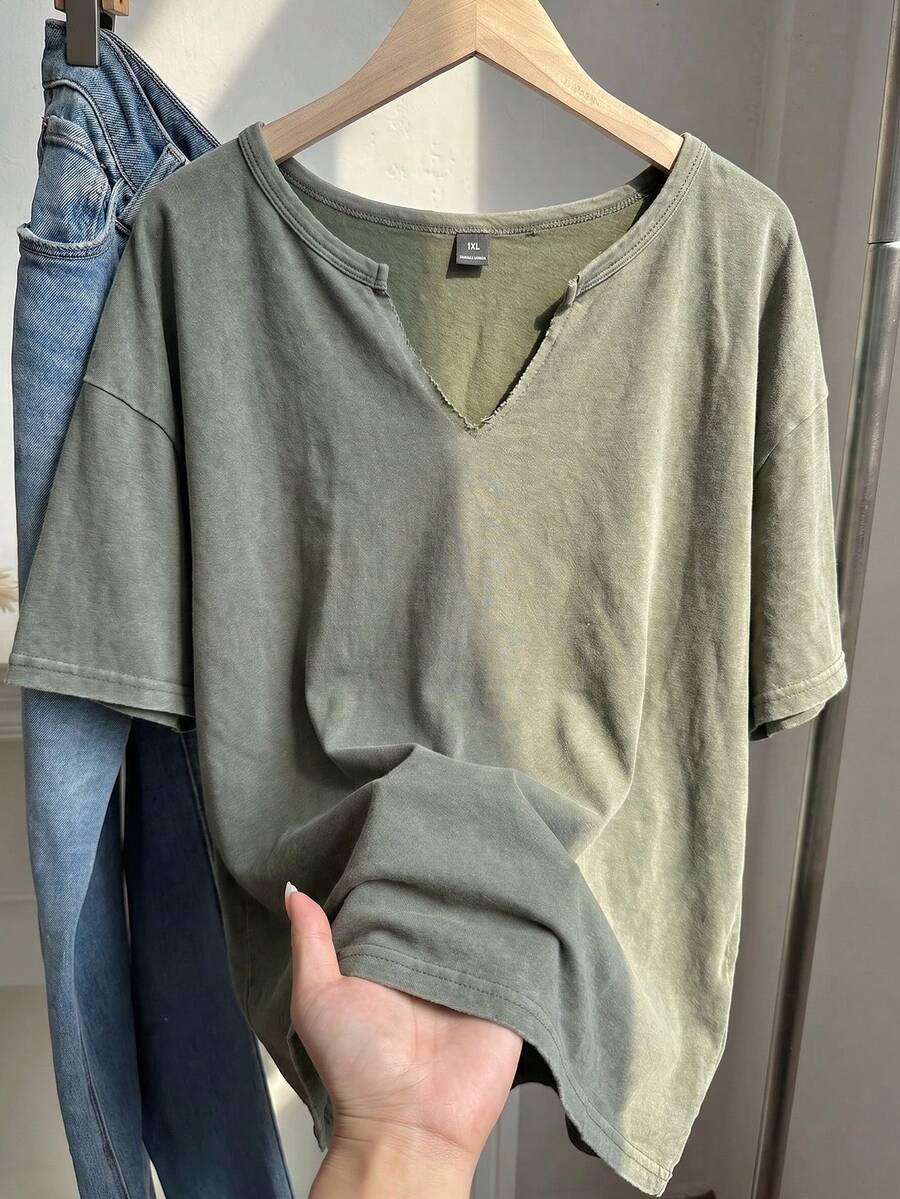 SHEIN EZwear 大码春夏服装,做旧酸洗宽松短袖V领T恤,纯棉面料,春夏款 - 軍綠色 - 查看 1