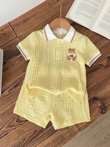SHEIN Vintaside Kids 男嬰夏季羅紋 Polo 領短袖極簡時尚可愛熊刺繡貼布裝飾上衣搭配百搭休閒短褲套裝，適合外出、公園散步、幼兒園、學校或日常休閒穿著 - 黃色 - 查看 1