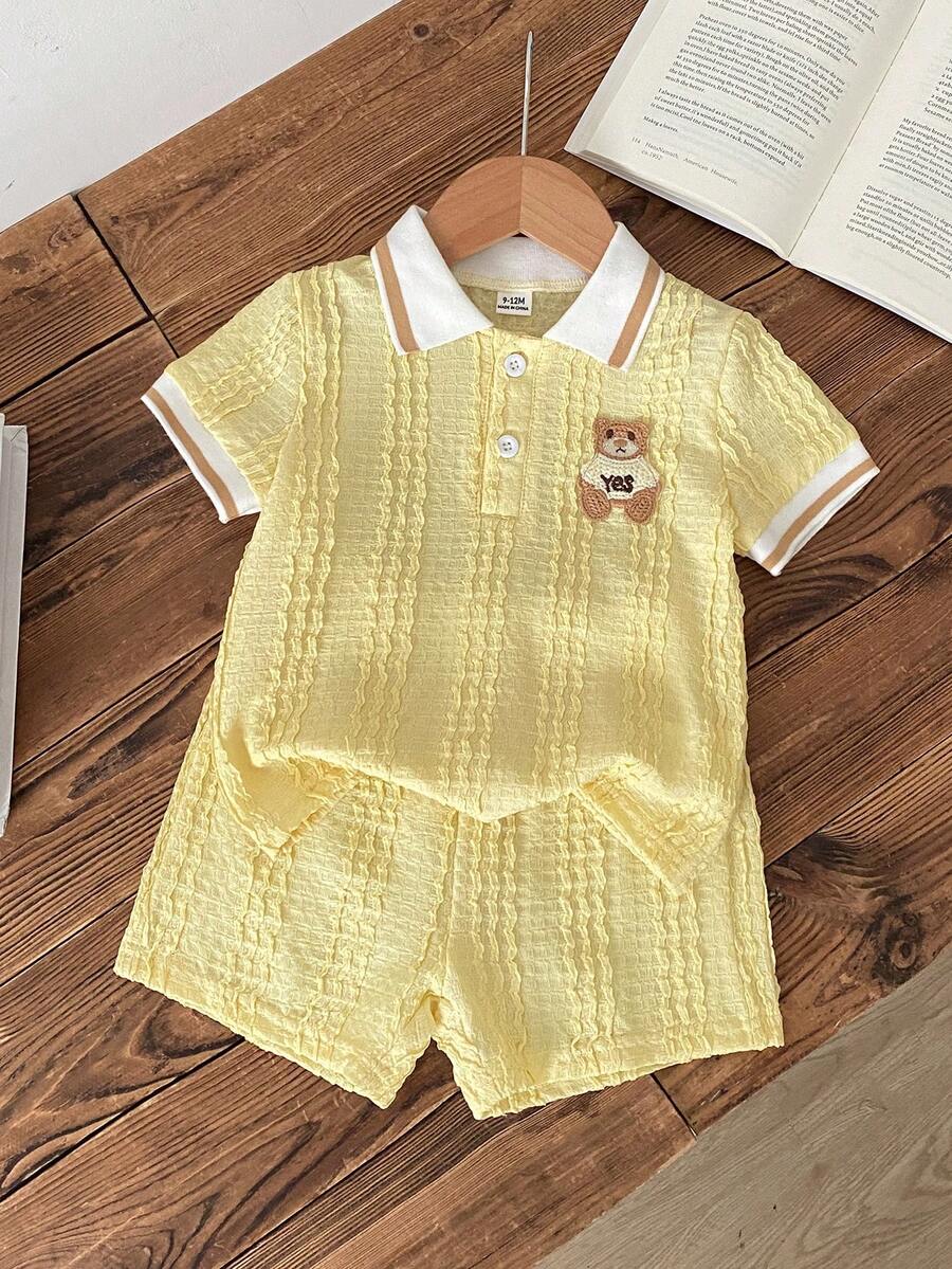 SHEIN Vintaside Kids 男嬰夏季羅紋 Polo 領短袖極簡時尚可愛熊刺繡貼布裝飾上衣搭配百搭休閒短褲套裝,適合外出、公園散步、幼兒園、學校或日常休閒穿著 - 黃色 - 查看 1