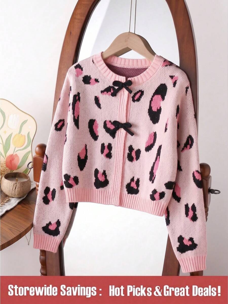 SHEIN 女童秋冬時尚可愛圖案百搭長袖開襟衫,豹紋動物圖案個性化,蝴蝶結與鈕扣增添甜美感,柔軟面料,修身短版可修飾女童比例,易搭配牛仔褲與短裙,秋冬時尚單品,適合居家、聚會、外出、購物、上學等多種場合 - 粉色 - 查看 1