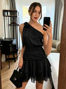 SHEIN PariChic 女款優雅浪漫單肩蝴蝶結洋裝，收腰設計，杏色與白色百褶荷葉邊短洋裝，春夏季新款，情人節約會洋裝，度假休閒洋裝，透視雪紡浪漫洋裝，無袖春夏季多層荷葉邊短洋裝女裝迷你洋裝白色洋裝，生日洋裝，婚禮賓客洋裝 - 黑色 - 查看 4