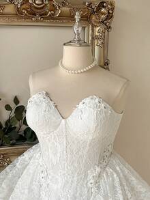 Lovelzi Elegantes luxuriöses trägerloses Kleid in Hofstil in großen Größen aus französischer Spitze mit Stäbchen, geraffter Taille, A-Linien-Rock und Fake-Transparent-Design für Party und Hochzeit - Weiss - Übersicht 3