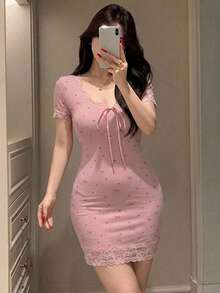 DAZY 甜美蝴蝶結印花蕾絲拼接修身短袖短洋裝 夏季女款睡裙睡衣 - 粉色 - 查看 4