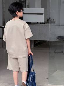 SHEIN Little Byeori 2件套儿童/青少年男童休闲日常舒适贴布图案圆领短袖T恤和短裤针织两件套 - 卡其色 - 查看 6