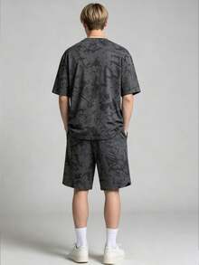 2件組男士青少年休閒套裝，時尚有氣氛3D壓花英文圖案圓領套頭T恤搭配弧形下擺設計，簡約精緻織標短褲搭配弧形下擺，適合夏季與秋季 - 深灰色 - 查看 3