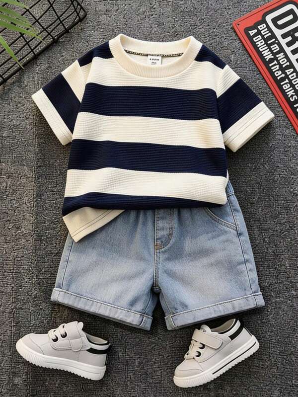 SHEIN Conjunto de 2 piezas de camiseta de manga corta a rayas y pantalones cortos de mezclilla para niños/niñas jóvenes, estilo casual de primavera/verano, atuendo de streetwear