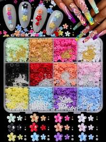 Este Conjunto de Arte de Unhas com 12 Compartimentos de Mistura Aleatória de Flores e Strass é Adequado para Salões de Unhas DIY, Festas na Praia, Férias de Verão e Uso Diário. Ele Apresenta um Brilho Cintilante, Aplicação Fácil, um Efeito 3D Elevado e um Visual. - Multicolorido - Visão 2