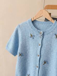 Feyla Cardigan Rajut Lengan Pendek Motif Bunga 3D Gaya Lembut, Leher Bulat, Kancing Emas Satu Baris, Atasan Crop Longgar - Baby Blue - View 6