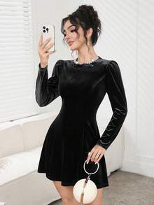 Modelyn 女款水鑽裝飾圓領長袖蝴蝶結優雅短洋裝 - 黑色 - 查看 1