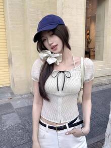 Bijouette 大尺碼法式掛脖綁帶上衣，白色配黑色波點滿版印花復古圖案，掛脖+掛脖雙穿設計，前抽繩綁帶+百褶腰部，黑色對比蝴蝶結飾，適合日常穿著 - 黑與白 - 查看 8