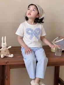 SHEIN Genkimix Kids 女童韓系3D蝴蝶結圓領短袖T恤搭配藍白條紋蝴蝶結印花寬鬆直筒長褲套裝，夏季休閒日常穿搭 - 藍白色 - 查看 8