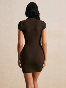 Poéselle Damen einfarbiges plissiertes Mini-Kleid mit Flügelärmeln, figurbetont, modisch, Brauntöne, Date Night, Party, Ausgehen, Abendessen, Sommer, elegant, sexy - Kaffeebraun - Übersicht 3