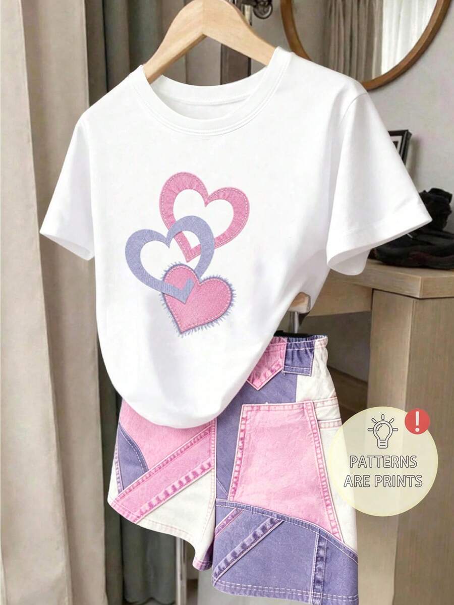 SHEIN 甜美粉紫色拼色愛心印花圓領短袖少女兩件套,夏季新款女孩風拼接仿牛仔短褲,柔粉與淡紫拼接設計,毛邊愛心印花T恤百搭,拼色拼接仿牛仔高腰顯腿長短褲,適合日常通勤與旅行,軟妹青春休閒套裝,可愛 - 白色 - 查看 1