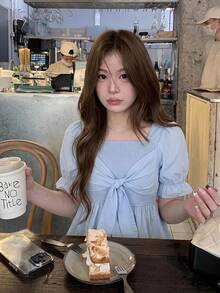Bijouette 女款大尺碼淺藍色抽褶綁帶袖口鬆緊喇叭袖襯衫，柔軟風格，適合通勤、約會、約會之夜，夏季可愛華麗 - 藍色 - 查看 12