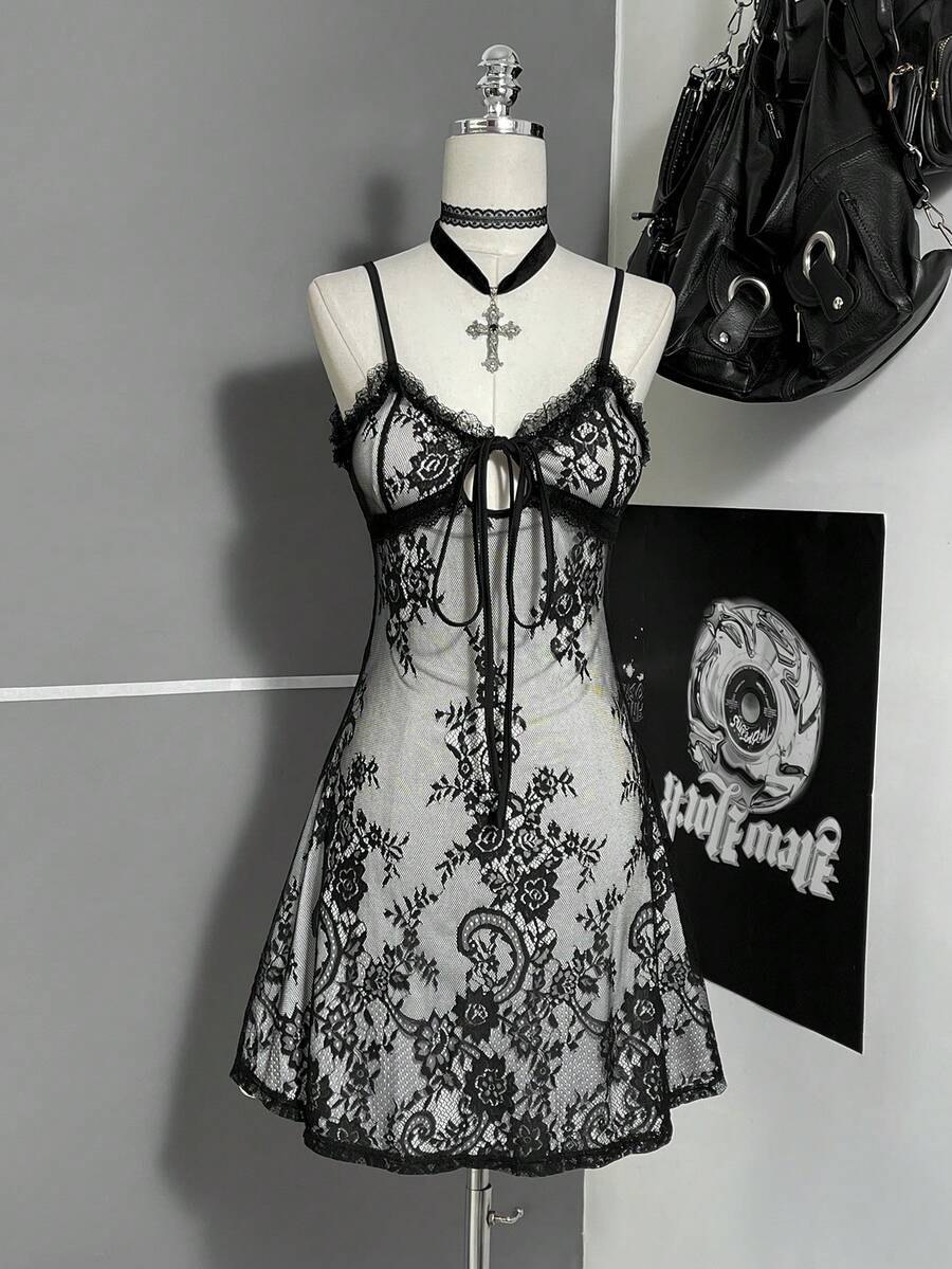 Attitoon 女款蕾絲拼接性感透視迷你吊帶洋裝,適合約會與外出 - 黑與白 - 查看 1