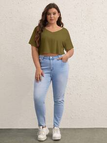SHEIN BASICS Plus 1件純色V領短版T恤 夏季上衣 女款夏季穿搭 - 軍綠色 - 查看 4
