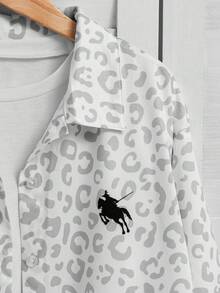 SHEIN 青少年女孩淺灰色豹紋翻領長袖兩件套，單排扣襯衫左胸小馬刺繡，搭配同款豹紋寬腿褲，柔軟清新，寬鬆舒適，簡約獨特穿搭 - 灰色 - 查看 7
