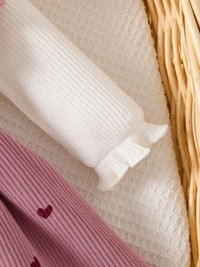 SHEIN Vintaside Kids طقم من قطعتين لحديثي الولادة لفصلي الربيع والخريف، بلون أبيض ورمادي وبنفسجي، بطراز حلو وناعم، مع طباعة قلب وفيونكة كبيرة وكشكشة، ملابس علوية بأكمام طويلة وفستان بنقشة قلب وردي مع عصابة رأس مطابقة - وردي - مشاهدة 5