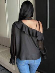 Dazy Plus Áo blouse nữ vải satin đen trơn, vai lệch, viền bèo, tay loe, phong cách thanh lịch cho xuân hè thu - màu đen - Xem 2