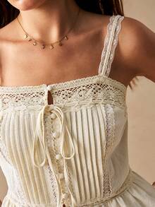 Willow Rêve 女款蕾絲拼接刺繡圖案復古浪漫細肩帶背心上衣 - 米色 - 查看 1