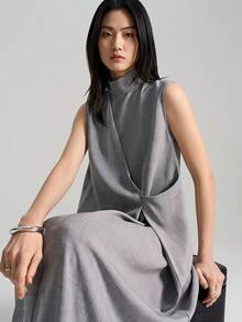Ontre 女款海灘度假穿搭鄉村風鄉村音樂會 2026SS 春夏新款女式超長裙輕盈高級無袖灰色洋裝 裹身裙 極簡休閒日常長裙 寬鬆不對稱設計 梭織面料 熱銷純色半高領無袖綁腰裙 老錢風度假時尚百搭女式超長洋裝 - 淺灰色 - 查看 2