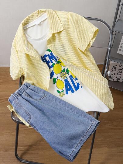 SHEIN 3-delat set för barn och tween-pojkar, söt sommarstil, gul- och vitrutig skjorta, vit t-shirt med citronprint och blå denimshorts, lämpligt för vår/sommar, Alla hjärtans dag, dejt, familjesammankomst, skolstart, bröllopssäsong, sport och födelsedagsparty