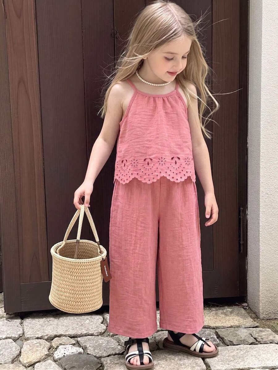 SHEIN Vintaside Kids 女童時尚鏤空燒花設計掛脖上衣與長褲套裝,適合女孩,露背與領口設計,布料材質,修身上衣 + 休閒直筒長褲,適合夏季戶外穿著 - 粉色 - 查看 1