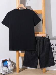 SHEIN 2件組兒童青少年男童休閒街頭風哥德體字圖案柔軟T恤黑色套裝 Y2k 套裝，夏季上衣、夏季短褲，男童套裝兒童套裝，適合春夏季、情人節、約會、夏季穿搭、家庭聚會、開學季、婚禮季、運動、生日派對 - 彩色 - 查看 4