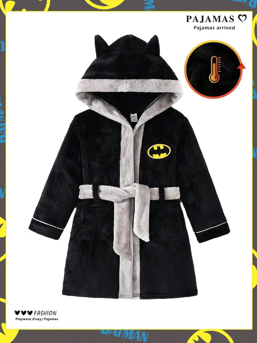 BATMAN X SHEIN 小男孩寬鬆舒適連帽睡袍家居服,胸前顯眼黃色 Logo 圖案 - 黑色 - 查看 1