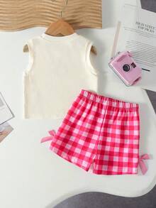 SHEIN Playful Pals 女嬰夏季杏色上衣與桃紅色格紋褲套裝，草莓圖案紋理無袖上衣配粉色蝴蝶結，日常穿著與外出必備 - 彩色 - 查看 2