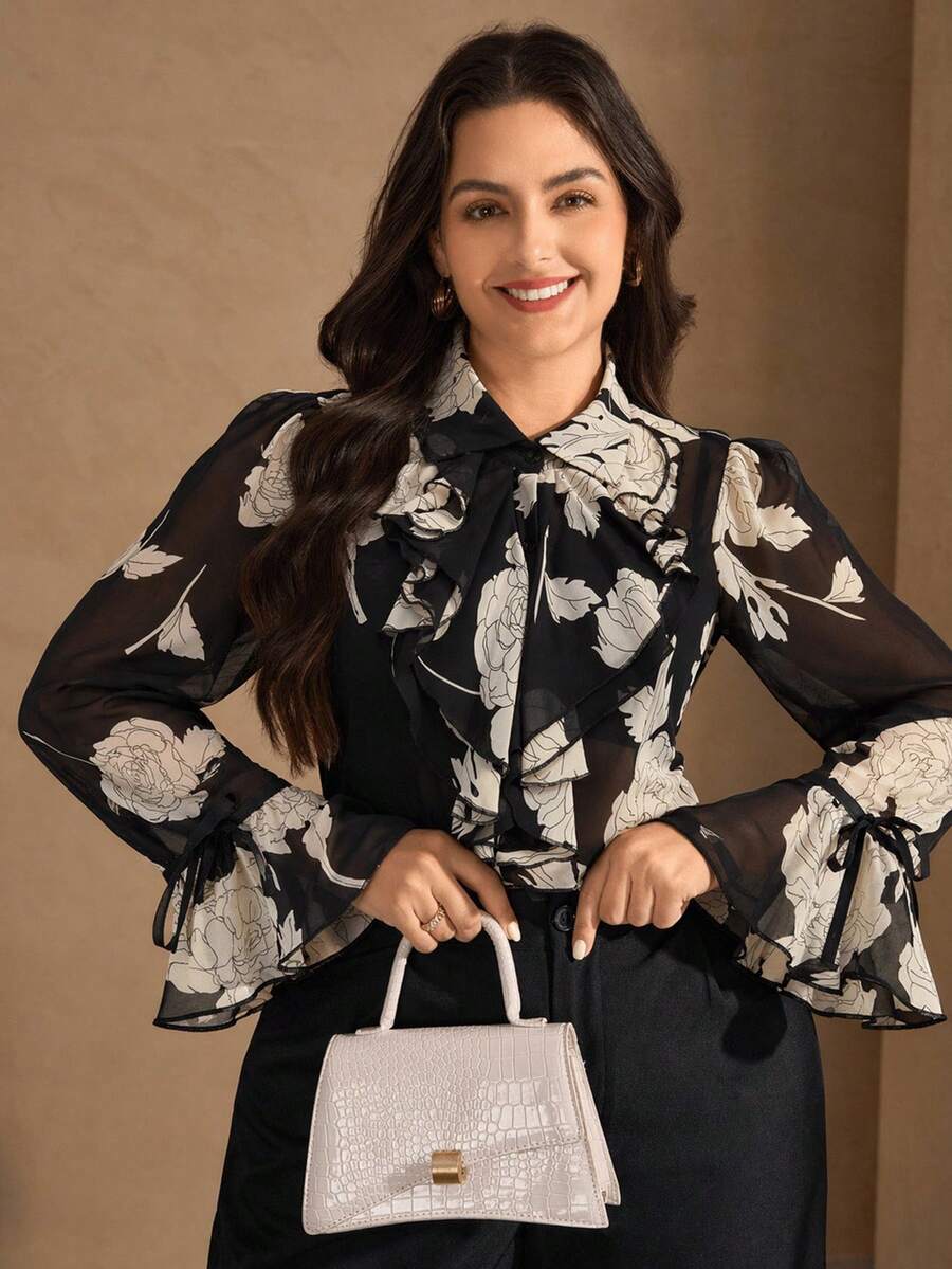 SHEIN Clasi Camisa de mujer talla grande elegante y romántica con lunares negros & blancos, ribete de encaje, borde denso, cuello vuelto, manga acampanada, manga larga, puño con volantes y botones
