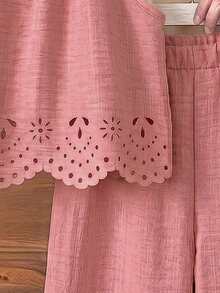 SHEIN Vintaside Kids 女童時尚鏤空燒花設計掛脖上衣與長褲套裝，適合女孩，露背與領口設計，布料材質，修身上衣 + 休閒直筒長褲，適合夏季戶外穿著 - 粉色 - 查看 4