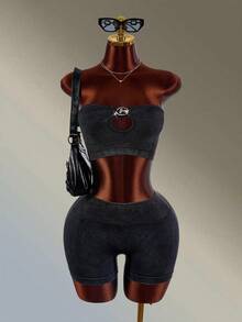 Amplova Ensemble de sport pour femmes avec top bandeau et short à design de patch métallique - Noir - Voir 2